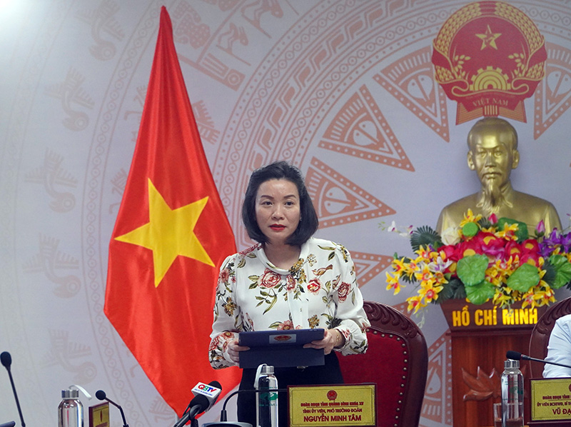 Đại biểu Nguyễn Minh Tâm, Phó trưởng đoàn ĐBQH chuyên trách thảo luận tại tổ