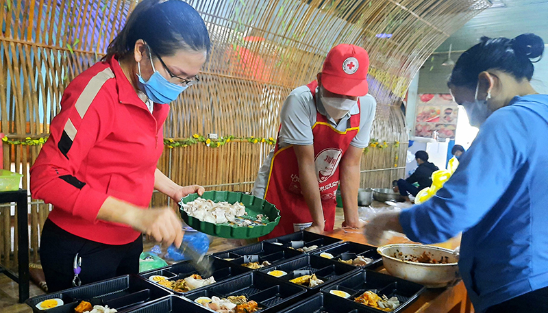 Nhóm TNLT nấu cơm hỗ trợ các khu cách ly trên địa bàn huyện Lệ Thủy. 