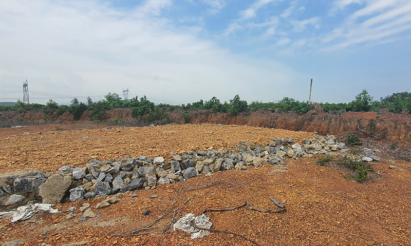 Một phần diện tích bờ bao lăng mộ xây dựng trái phép lấn chiếm vào đất của Lâm trường Vĩnh Long đã bị phá dỡ.