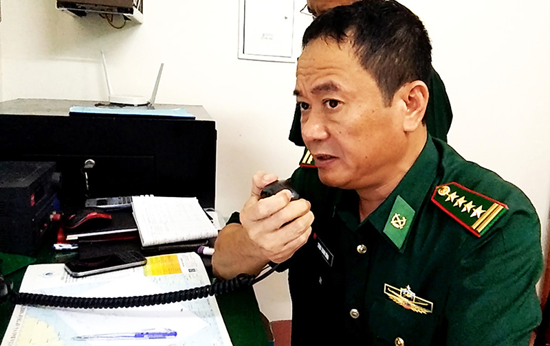 Đại tá Trịnh Thanh Bình, Chỉ huy trưởng BĐBP Quảng Bình điện đàm thăm hỏi và kiểm tra vị trí tàu đánh cá qua hệ thống liên lạc Icom và giám sát hải trình VMS. 