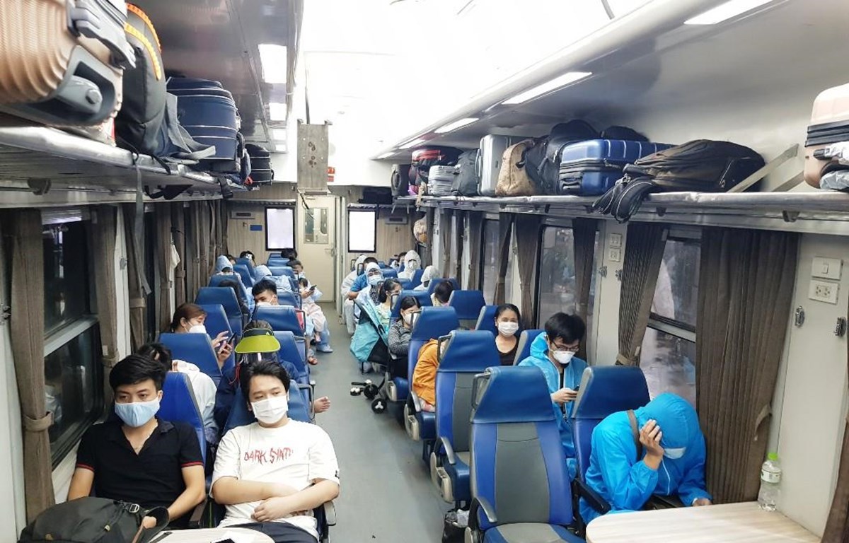 Từ 31-10, hành khách đi tàu hỏa chỉ cần khai báo y tế điện tử trên PC-COVID. (Ảnh: CTV/Vietnam+)