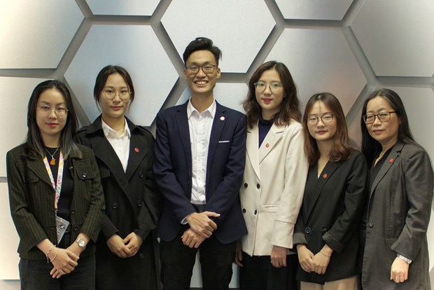  Chủ nhiệm ngành Quản trị du lịch và khách sạn Đại học RMIT, Tiến sỹ Jackie Ong (bìa phải) cùng các thành viên nhóm The Sustainablers. (Ảnh: PV)