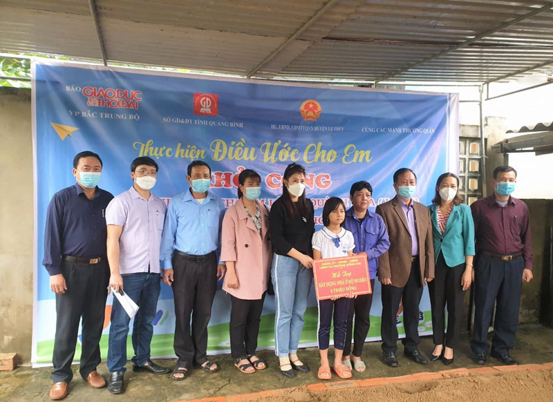 Các nhà hảo tâm trao tiền hỗ trợ xây nhà cho gia đình em Lê Thị Quỳnh Hoa