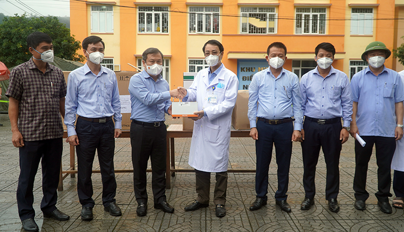 Đoàn công tác tặng quà cho Bệnh viện đa khoa huyện Minh Hóa.