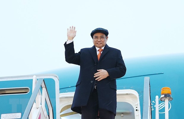 Thủ tướng Chính phủ Phạm Minh Chính đến sân bay Prestwick, Scotland (Vương quốc Anh). (Ảnh: Dương Giang/TTXVN)