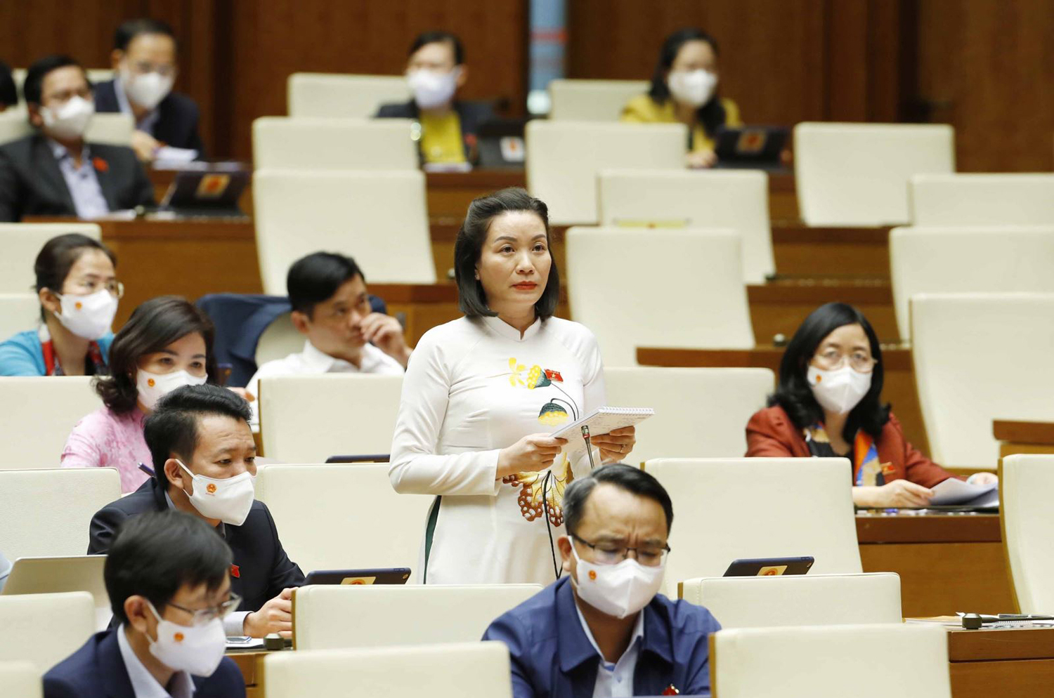 Đại biểu Nguyễn Minh Tâm chất vấn về chính sách và giải pháp hỗ trợ lao động nữ