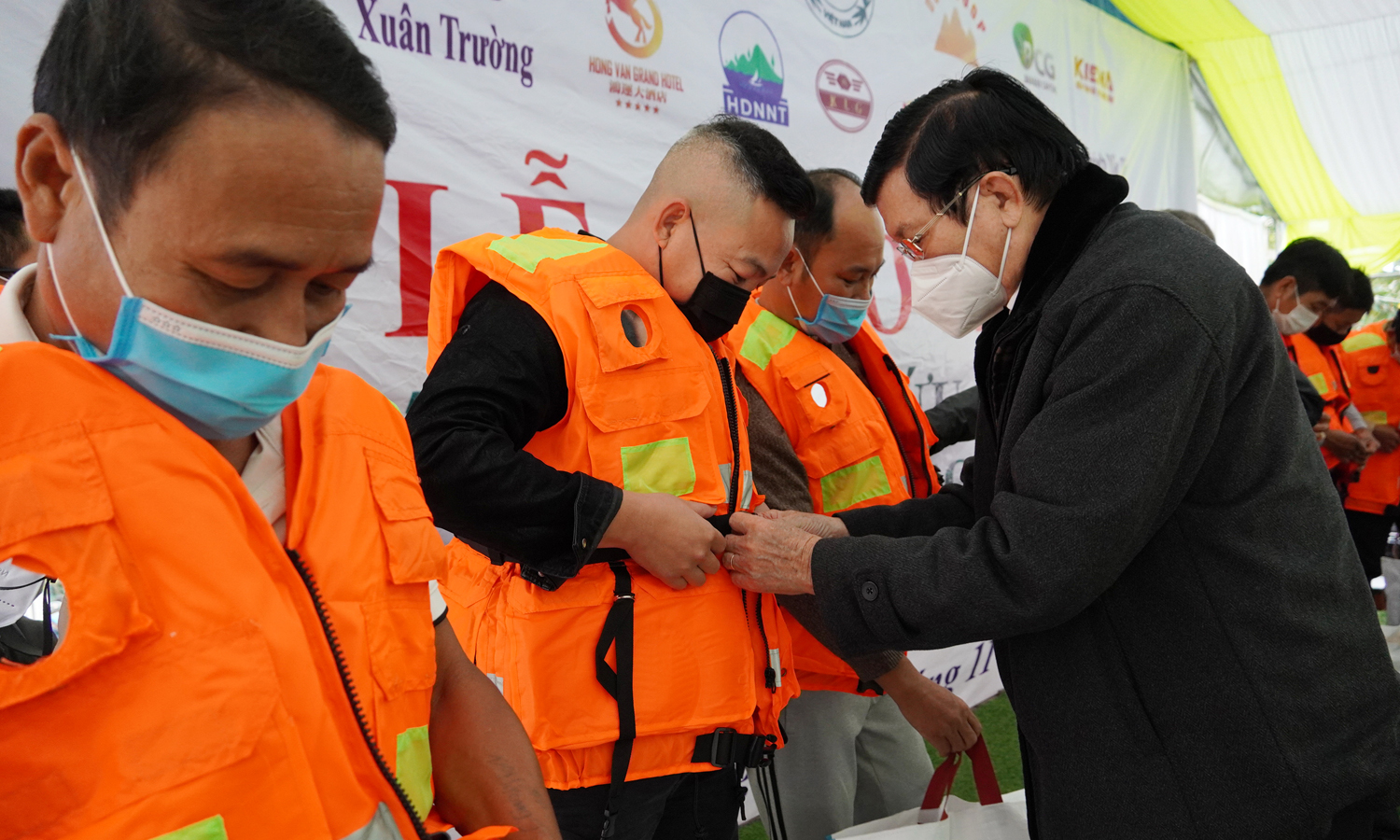 Nguyên Chủ tịch nước Trương Tấn Sang tặng áo phao cho ngư dân Quảng Bình