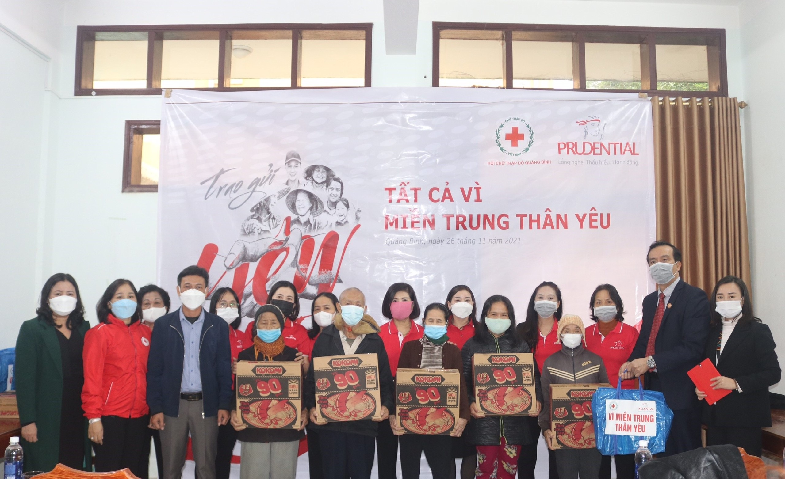 Prudential tặng nhu yếu phẩm cho các hộ gia đình chịu ảnh hưởng nặng nề bởi thiên tai tại Quảng Bình