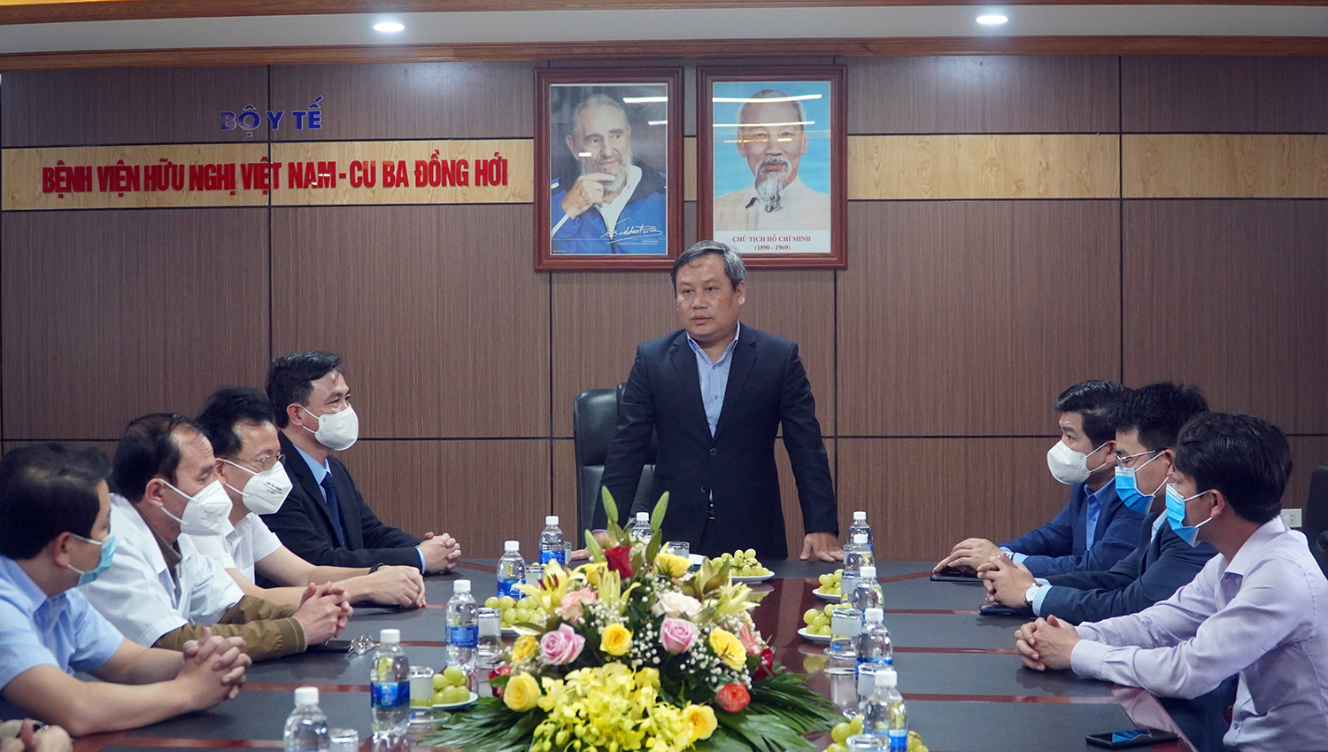 Đồng chí Bí thư Tỉnh ủy chúc mừng Giám đốc Bệnh viện hữu nghị Việt Nam-Cuba Đồng Hới