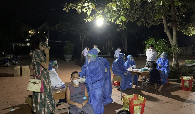 Ngành Y tế xuyên đêm lấy mẫu xét nghiệm cộng đồng tại TDP5, thị trấn Quy Đạt.