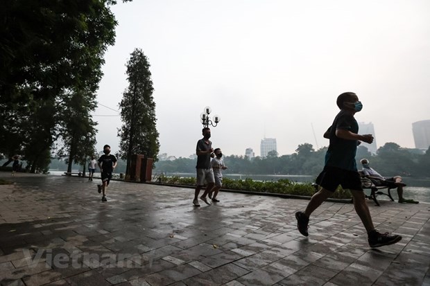 Người dân Thủ đô tập thể dục tại khu vực hồ Hoàn Kiếm. (Ảnh: Minh Sơn/Vietnam+)