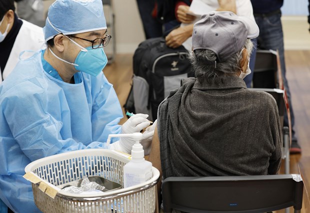  Nhân viên y tế tiêm vaccine phòng COVID-19 cho người dân tại Tokyo, Nhật Bản, ngày 30-10-2021. (Ảnh: Kyodo/TTXVN)