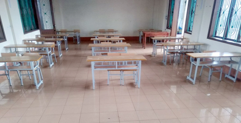 Bàn ghế chuẩn bị cho việc dạy học trong khu CLTT đã được chuẩn bị hoàn thành.