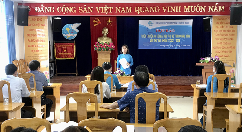 Đồng chí Diệp Thị Minh Quyết, Chủ tịch Hội LHPN tỉnh thông tin những nội dung cơ bản về Đại hội đại biểu Phụ nữ tỉnh lần thứ XVI.