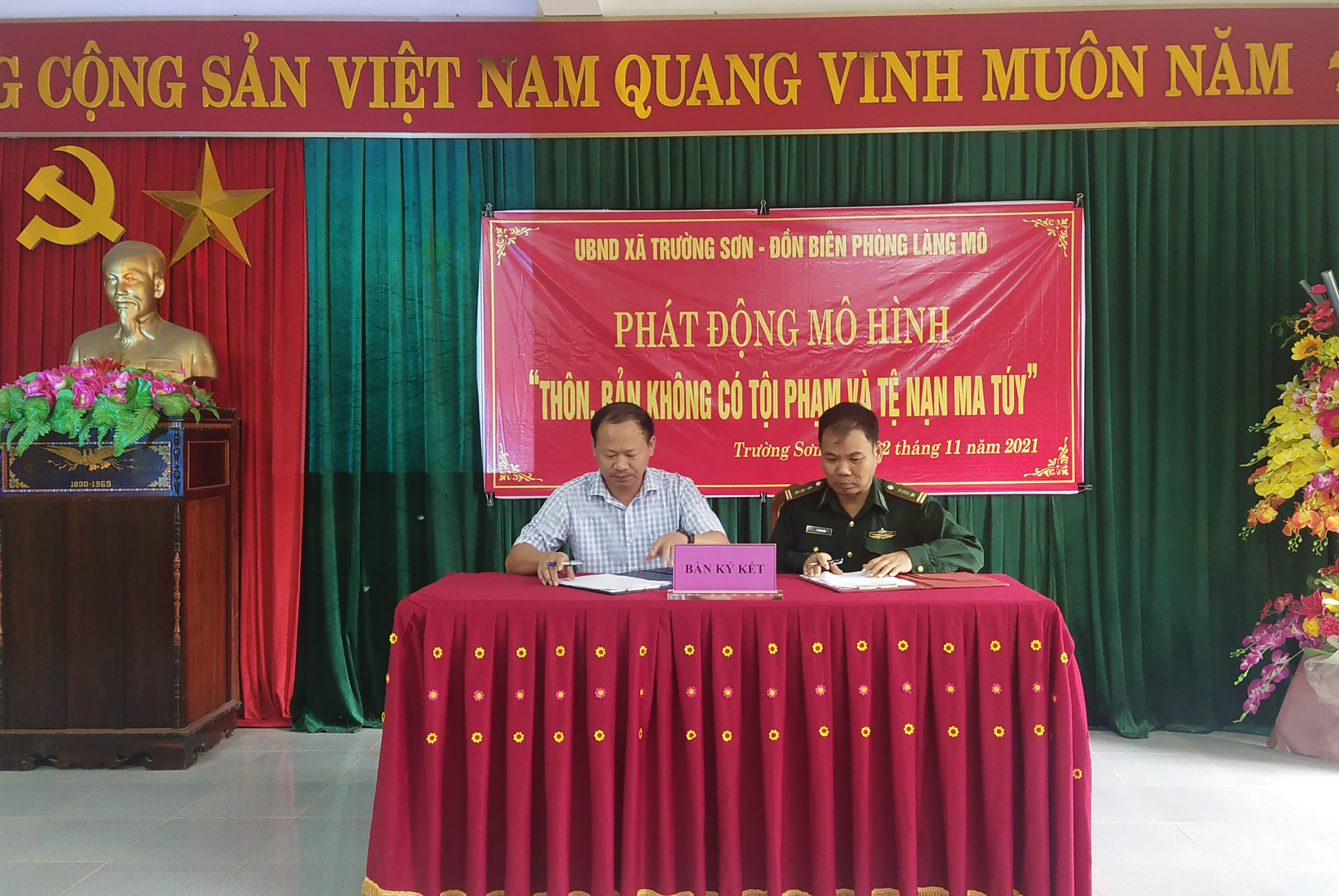 Đại diện Đồn biên Phòng Làng Mô cùng với lãnh đạo xã Trường Sơn, huyện Quảng Ninh ký kết phát động mô hình.