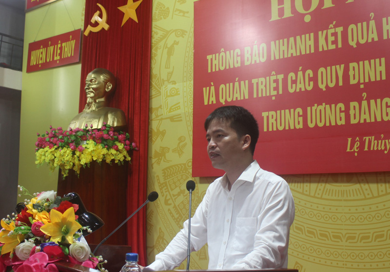Đồng chí Phan Hồng Đăng, Phó Bí thư Thường trực Huyện ủy Lệ Thủy thông báo nhanh kết quả Hội nghị lần thứ tư của Ban Chấp hành (BCH) Trung ương Đảng khóa XIII
