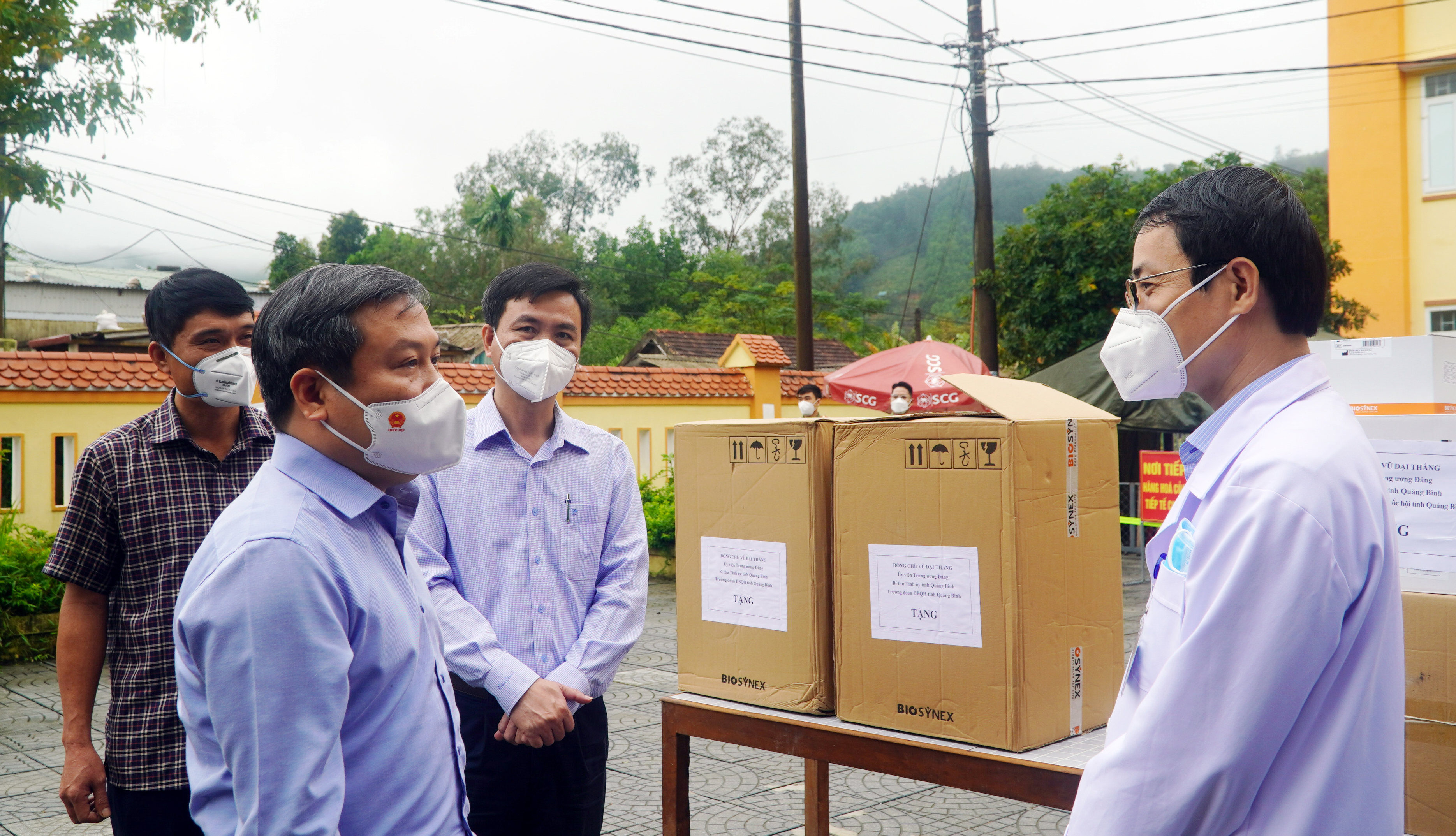 Đồng chí Bí thư Tỉnh ủy Vũ Đại Thắng kiểm tra công tác điều trị bệnh nhân Covid-19 tại Bệnh viện đa khoa huyện Minh Hóa