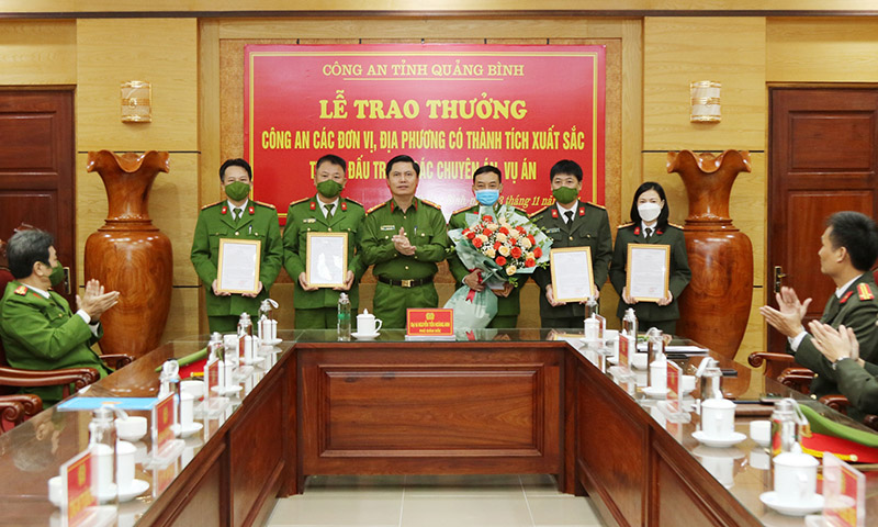 Đại tá Nguyễn Tiến Hoàng Anh, Phó Giám đốc Công an tỉnh trao các quyết định khen thưởng và tặng hoa chúc mừng Ban chuyên án.