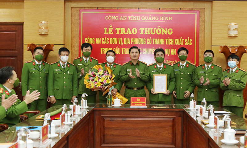 Thừa ủy quyền của Bộ Công an, đại tá Nguyễn Tiến Hoàng Anh, Phó Giám đốc Công an tỉnh trao Quyết định khen thưởng cho đơn vị Phòng PC03.