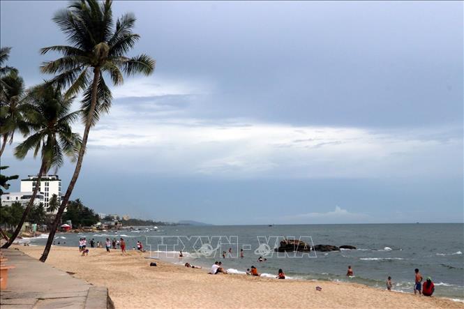 Khách du lịch vui chơi tại bãi biển Dinh Cậu, thị trấn Dương Đông, huyện đảo Phú Quốc (Kiên Giang). Ảnh: Lê Huy Hải/TTXVN