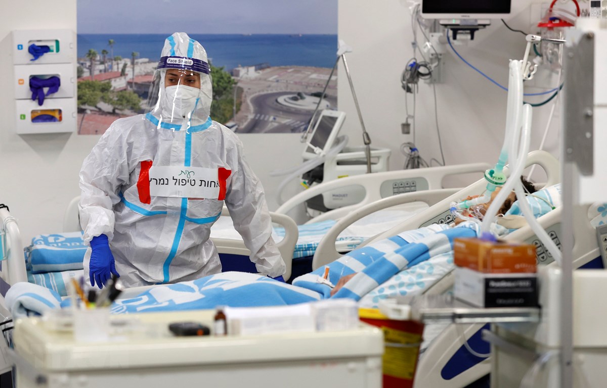 Điều trị cho bệnh nhân nhiễm COVID-19 tại bệnh viện ở Haifa, Israel. (Ảnh: AFP/TTXVN)