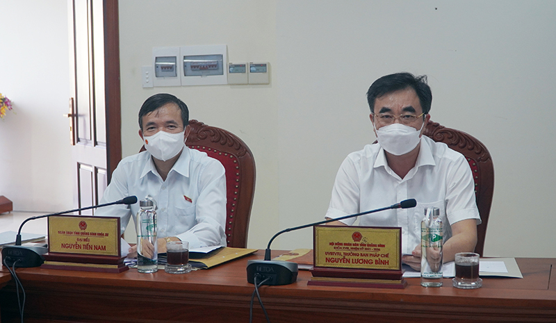 ĐBQH Nguyễn Tiến Nam và đồng chí Trưởng ban Nội chính Tỉnh ủy Nguyễn Lương Bình dự hội nghị tại điểm cầu Quảng Bình.
