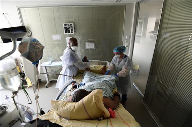 Điều trị cho bệnh nhân nhiễm COVID-19 tại bệnh viện gần Paris, Pháp. (Ảnh: AFP/TTXVN)