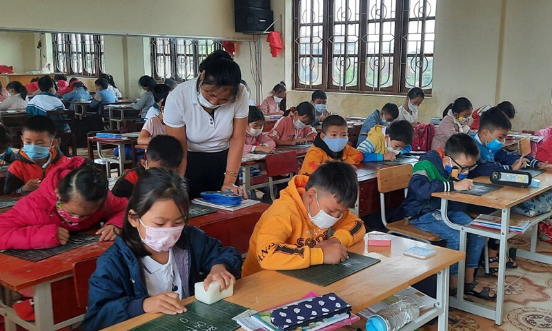Các trường học trên địa bàn huyện Quảng Ninh thực hiện nghiêm nguyên tắc phòng dịch trong dạy và học. 