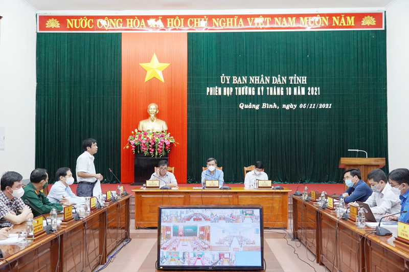 Đồng chí Phó Chủ tịch Thường trực HĐND tỉnh Nguyễn Côn Huấn phát biểu tại phiên họp