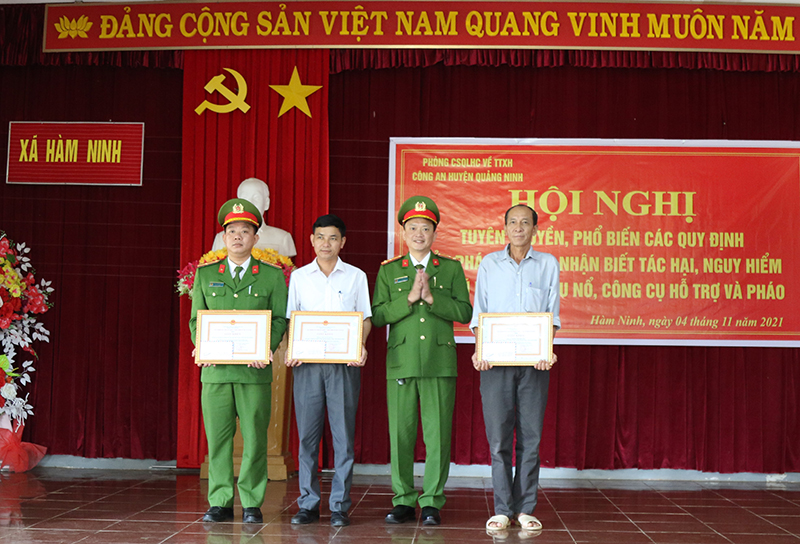 Thượng tá Phạm Thanh Hoàng, Trưởng phòng Cảnh sát quản lý hành chính về trật tự xã hội Công an tỉnh thừa ủy quyền Cục C06, Bộ Công an trao thưởng cho 1 tập thể, 2 cá nhân có thành xuất sắc.