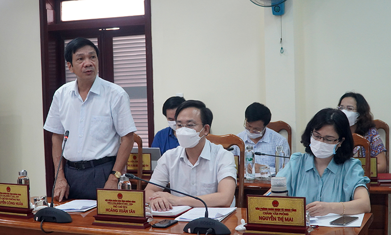 Đồng chí Phó Chủ tịch Thường trực HĐND tỉnh Nguyễn Công Huấn phát biểu tại hội nghị.