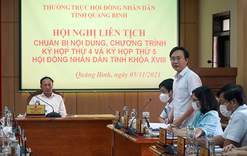 Đồng chí Phó Chủ tịch HĐND tỉnh Hoàng Xuân Tân thảo luận tại hội nghị.