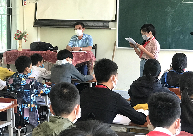 -	Thầy giáo Bùi Xuân Thái, Trường THCS Quảng Hợp, thí sinh 2 lần đoạt giải nhì tuần tại cuộc thi trắc nghiệm “Chung tay phòng, chống dịch Covid-19” trong giờ lên lớp với học sinh.