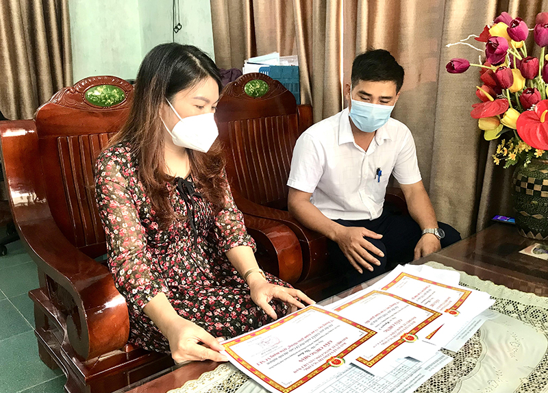 -	Thầy giáo Hoàng Ngọc Hưng, Hiệu trưởng Trường THCS Quảng Hưng và giáo viên thảo luận, trao đổi về nội dung cuộc thi phòng, chống dịch Covid-19.