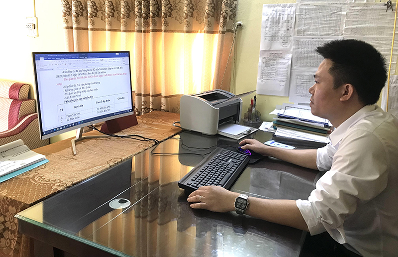 Thầy giáo Phạm Văn Sơn, Hiệu trưởng Trường THCS Quảng Hợp, thí sinh đoạt giải nhất tuần cuộc thi “Chung tay vì an toàn giao thông” trên mạng xã hội VCNet.