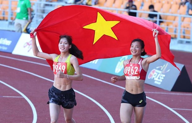 Nguyễn Thị Oanh và Phạm Thị Huệ giành 2 vị trí nhất, nhì ở đường chạy 5.000m nữ tại kỳ SEA Games 30. (Ảnh: Vietnamplus)