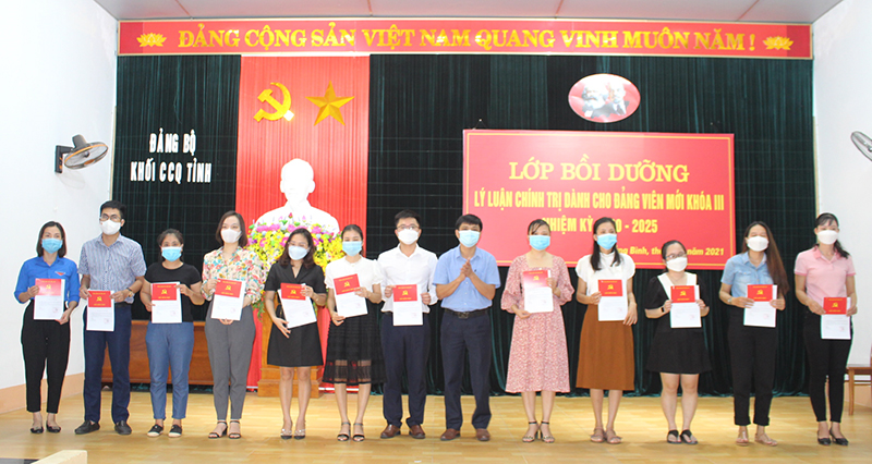 Đại diện Ban Thường vụ Đảng ủy CCQ tỉnh trao giấy chứng nhận cho các học viên xuất sắc.