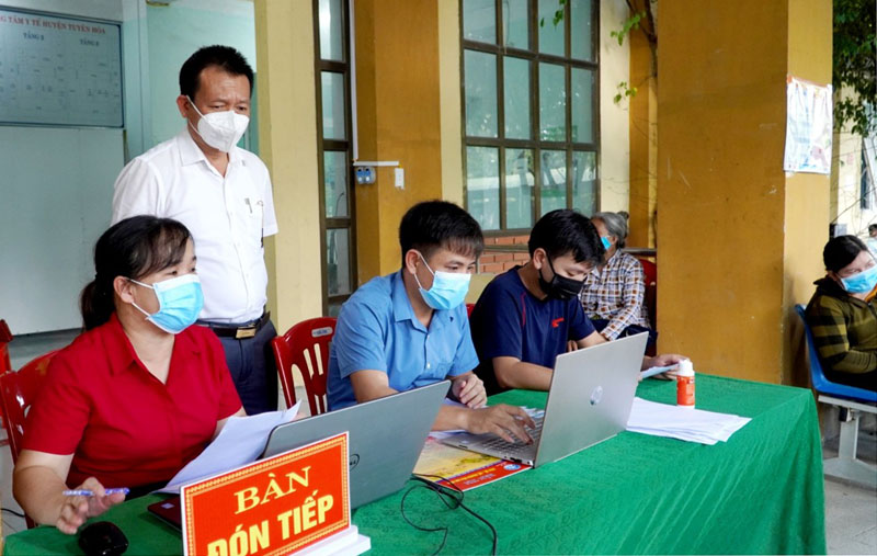 CDC kiểm tra công tác tiêm chủng vắc xin phòng Covid-19  tại Trung tâm Y tế huyện Tuyên Hóa.