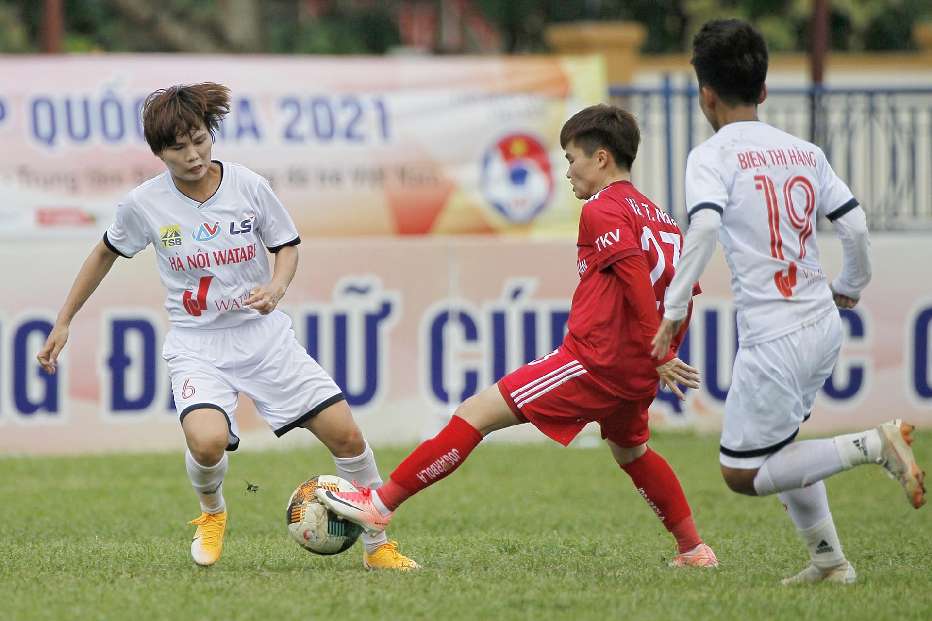 Hà Nội I Watabe (trắng) tranh Cúp vô địch với TP Hồ Chí Minh. (Ảnh: VFF)