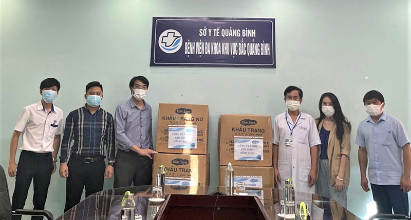 Đại diện Công ty Kim Sora trao khẩu trang y tế cho Bệnh viện đa khoa Bắc Quảng Bình.