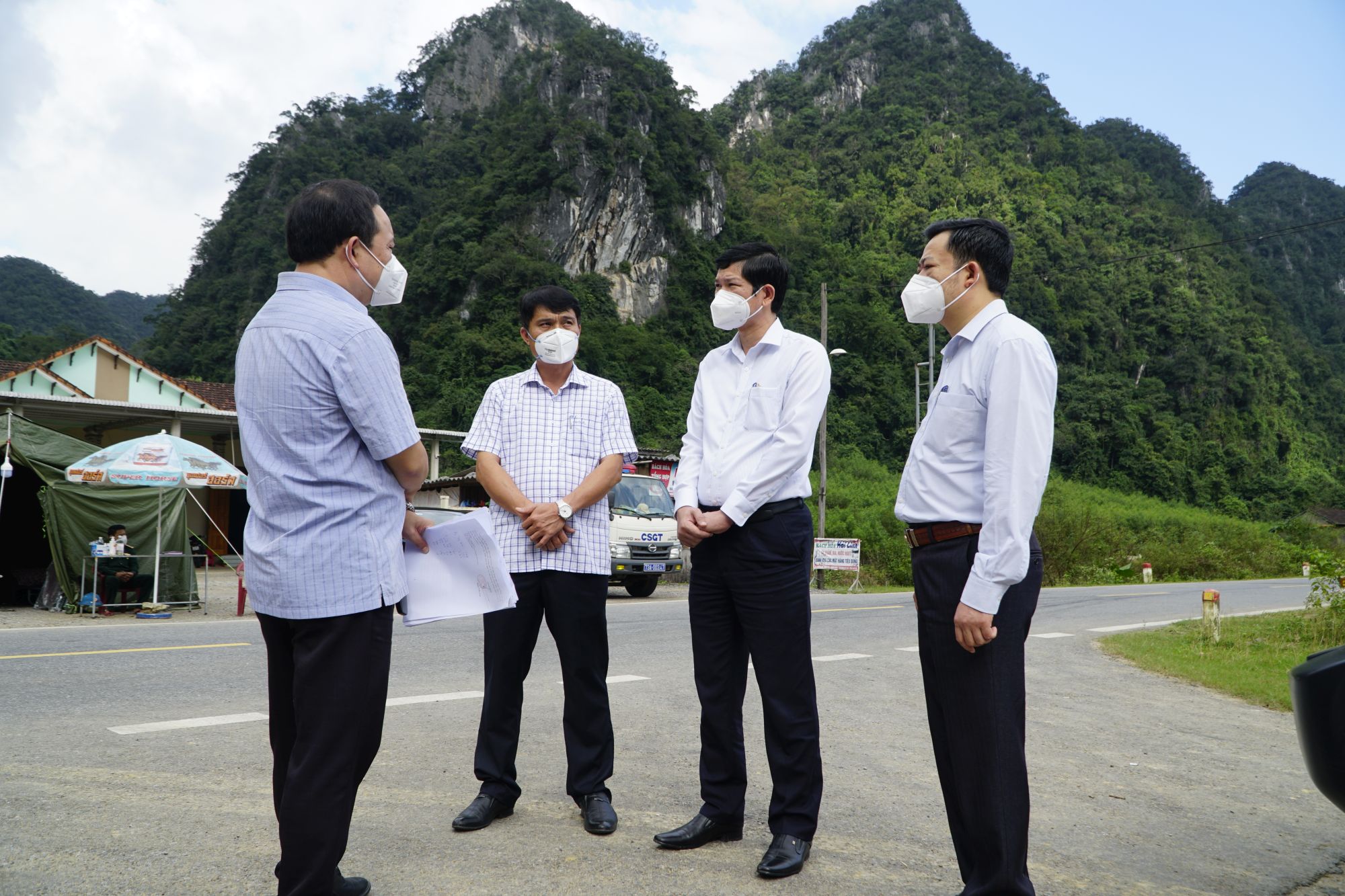 Đồng chí Phó Chủ tịch UBND tỉnh Hồ An Phong kiểm tra thực tế công tác phòng chống dịch bệnh Covid-19 tại xã Thượng Hóa.