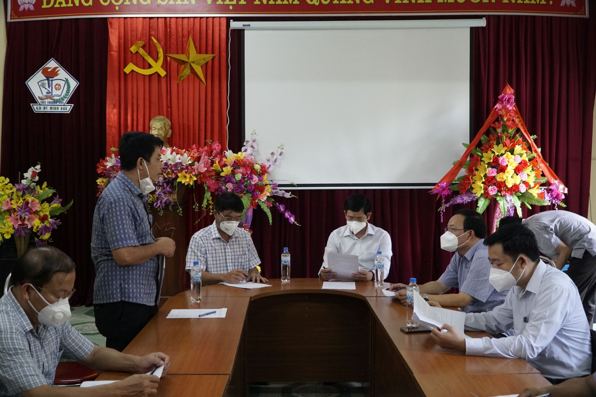 Đồng chí Chủ tịch UBND huyện Minh Hóa Nguyễn Bắc Việt báo cáo tình hình dịch bệnh Covid-19 tại huyện Minh Hóa.
