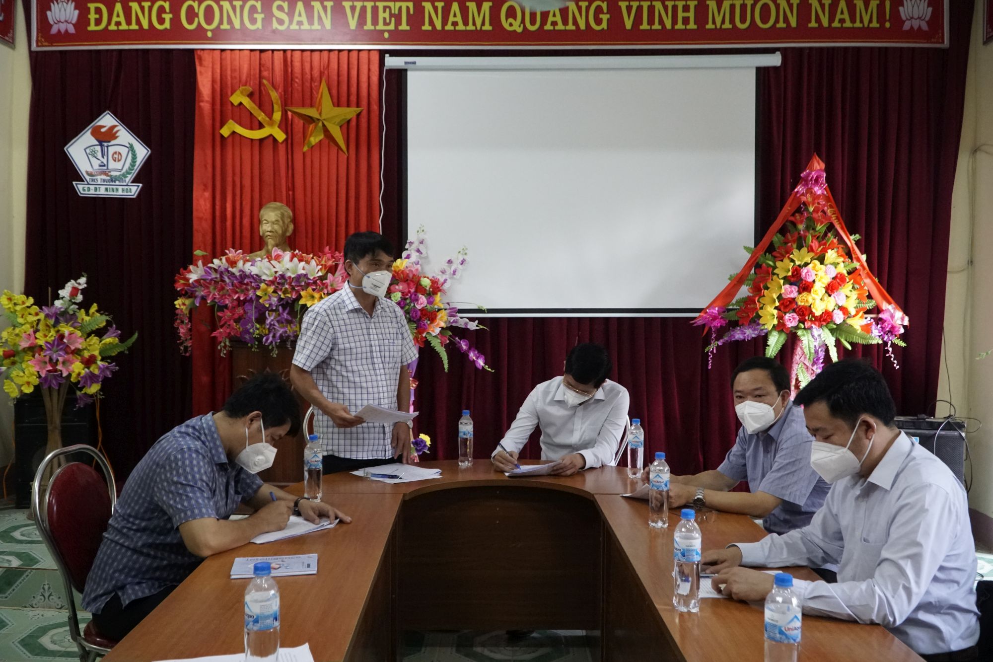 Đồng chí Bí thư Huyện ủy Minh Hóa Bùi Anh Tuấn phát biểu tại buổi làm viêc.