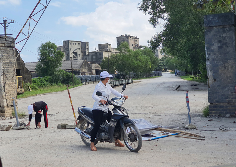 Người dân thôn Áng Sơn tự nguyện tháo dỡ và khẩn trương thu dọn vật liệu rào chắn trái phép cổng các nhà máy xi măng từ 2 ngày trước.