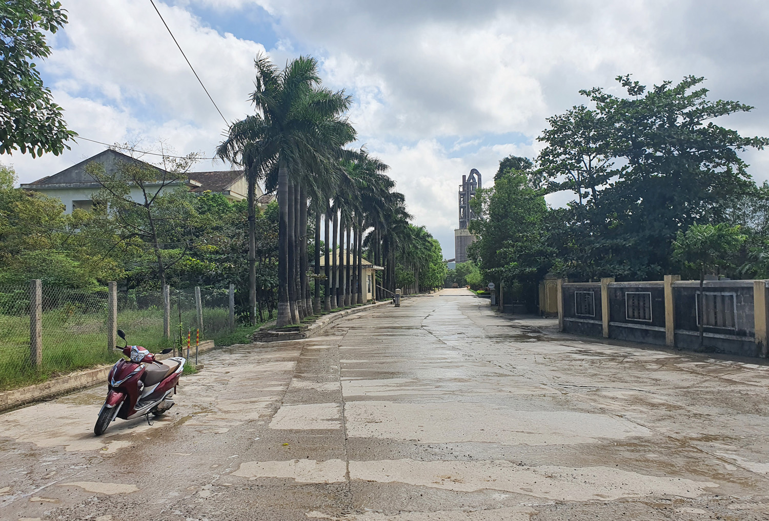 Đường vào trước cổng Nhà máy xi măng Vạn Ninh đã được người dân trả lại nguyên trạng ban đầu.