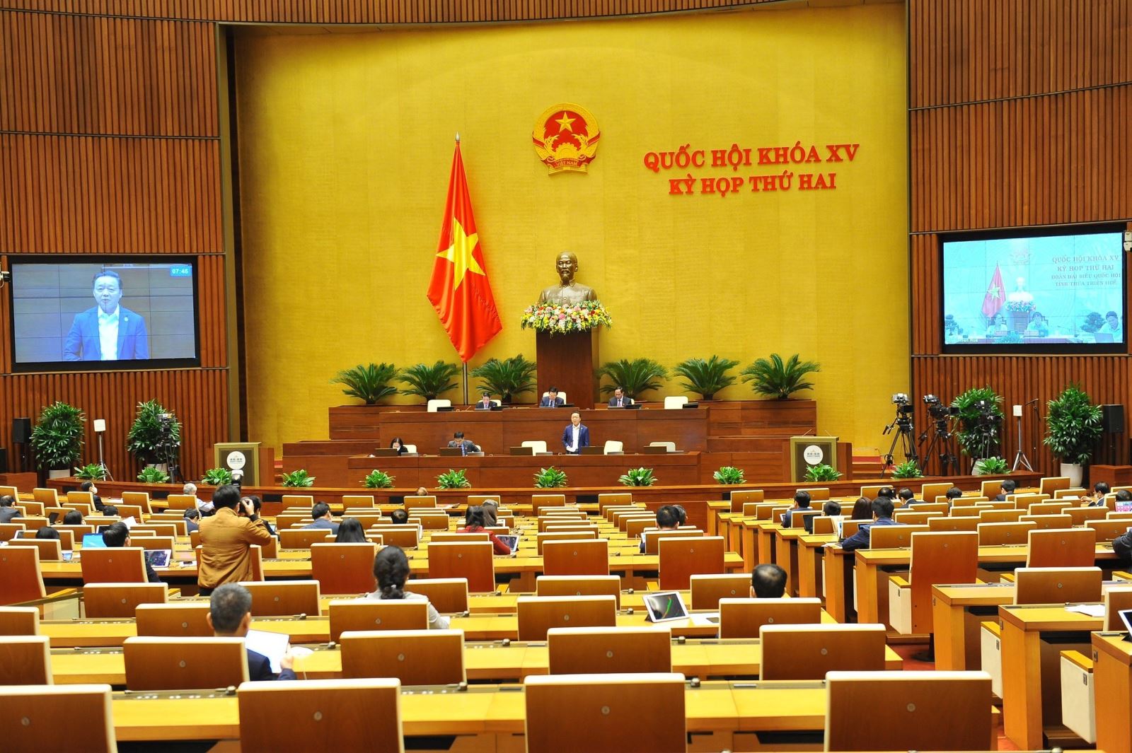  Ngày 8-11, Quốc hội thảo luận về kế hoạch phát triển kinh tế - xã hội và công tác phòng chống dịch. Ảnh: TTXVN