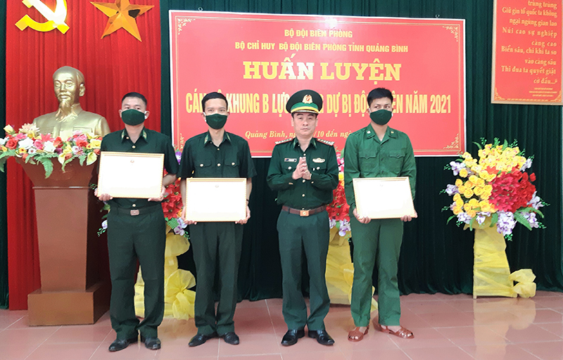 Đại tá Hồ Thanh Sơn, Phó Chỉ huy trưởng, Tham mưu trưởng trao tặng giấy khen của BCH BĐBP tỉnh cho 3 cá nhân có thành tích xuất sắc trong đợt huấn luyện 
