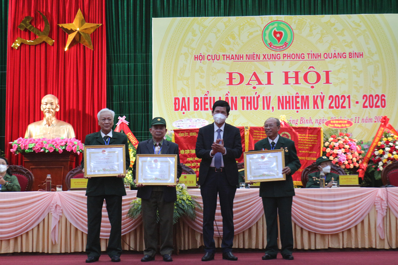 Đồng chí Phó Chủ tịch UBND tỉnh Hồ An Phong trao bằng khen của UBND tỉnh cho các tập thể, cá nhân xuất sắc.