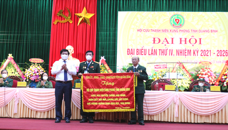 Đồng chí Trần Vũ Khiêm, Ủy viên Ban Thường vụ, Trưởng Ban Tổ chức Tỉnh ủy trao tặng bức trướng của Tỉnh ủy Quảng Bình chúc mừng đại hội.