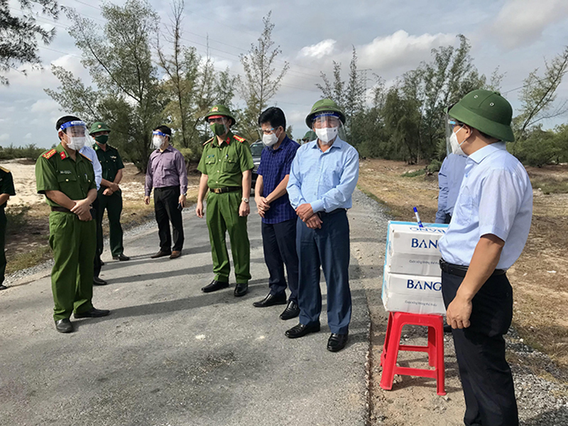 Đồng chí Chủ tịch HĐND tỉnh Trần Hải Châu kiểm tra công tác phòng, chống dịch Covid-19 tại xã Ngư Thủy Bắc (huyện Lệ Thủy).